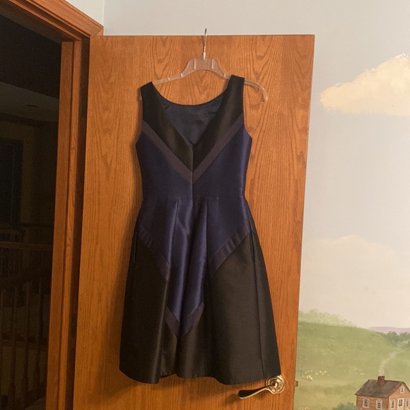 Theia fit and flare black/navy party dress! Flattering lines.Excellent condition - Picture 5 of 12